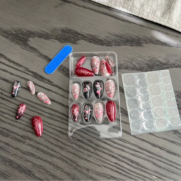 ♥️ 24 Pcs Hearts & Roses Press on Nail Set Almond Medium Length Fake Nails - Picture 2 of 10